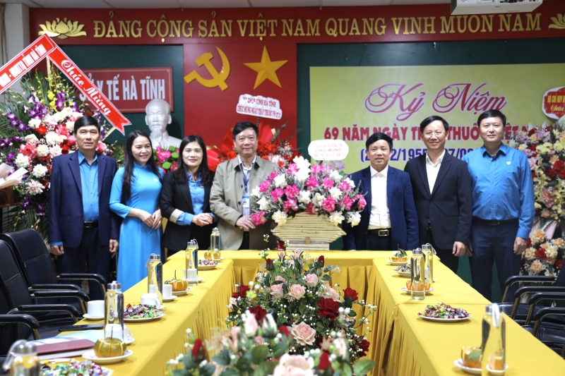 Lãnh đạo Liên đoàn Lao động tỉnh chúc mừng nhân Kỷ niệm 69 năm Ngày Thầy thuốc Việt Nam